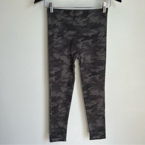 SPANX Cropped Look at Me Now Seamless Leggings in Sage Camo - M - Picture 2 of 9